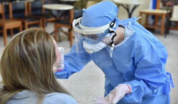 «Ανεμβολίαστοι» από σήμερα 300.000 πολίτες που δεν έχουν κάνει την 3η δόση - Επιστροφή στα rapid test