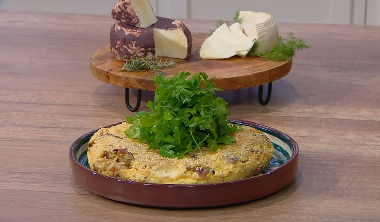 Ομελέτα με ψωμί και μανούρα Σίφνου (βίντεο)