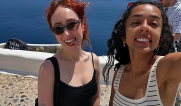 Στη Σαντορίνη η βραβευμένη με Grammy Τσάπελ Ρόουν (εικόνες)