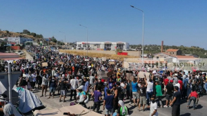 Λέσβος: Πετροπόλεμος μεταξύ μεταναστών και ΕΛΑΣ στο Καρά Τεπέ