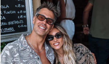 Στην Πάρο παντρεύονται Αθηνά Οικονομάκου και Μπρούνο Τσερέλα - Όλο το ρεπορτάζ (βίντεο)