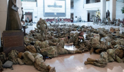 Κογκρέσο: Ξεκίνησε η συνεδρίαση για την αποπομπή Τραμπ -Απίστευτες εικόνες με στρατό μέσα στο Καπιτώλιο