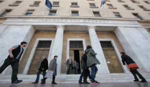 Ντου κατά των πλειστηριασμών - «Έκλεισαν» τους διαδηλωτές μέσα στην Τράπεζα της Ελλάδος