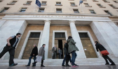 Ντου κατά των πλειστηριασμών - «Έκλεισαν» τους διαδηλωτές μέσα στην Τράπεζα της Ελλάδος