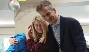 Η Σία Κοσιώνη επέστρεψε σπίτι μετά την περιπέτεια της υγείας της και πόζαρε αγκαλιά με την οικογένειά της