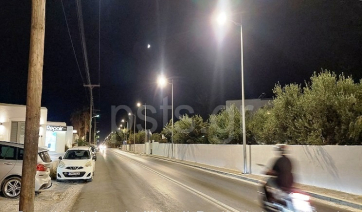 Πάρος: Άλλαξε η νυχτερινή εικόνα του Περιφερειακού Παροικίας! – Άπλετο φως από τις κολώνες ηλεκτροφωτισμού (Βίντεο)