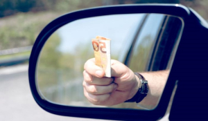 Γιατί χάνεις 10 ευρώ κάθε φορά που μπαίνεις στο βενζινάδικο -Η συνήθεια που πρέπει να αλλάξεις