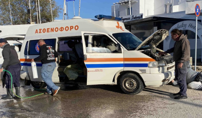 Πάρος: «Επιχείρηση» καθαρισμού από λασπόνερα στο ασθενοφόρο της Ε.Ο.Δ. – Επλήγη από την κακοκαιρία