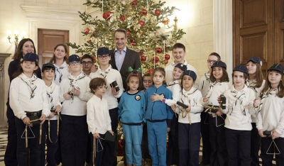 Μητσοτάκης: Χριστουγεννιάτικα κάλαντα από διάφορες περιοχές της χώρας άκουσε ο πρωθυπουργός