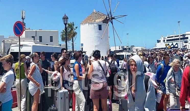 Πάρος: Κυκλοφοριακό «έμφραγμα» από χιλιάδες ταξιδιώτες και οχήματα –Απίστευτο χαώδες μποτιλιάρισμα μετά το απαγορευτικό (Βίντεο)