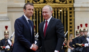 «Άνοιγμα» Μακρόν σε Πούτιν: ΕΕ και Ρωσία θα μπορούσαν να συνεργαστούν στον τομέα της ασφάλειας