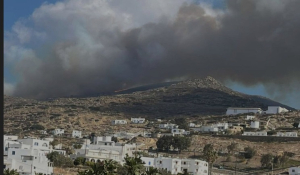 Φωτιά στην Ίο: μεταβαίνουν ακτοπλοϊκώς από την Πάρο οχήματα με προσωπικό