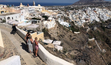 Σαντορίνη: Σημαντική μείωση των τουριστών στο πιο δημοφιλές ελληνικό νησί (βίντεο)