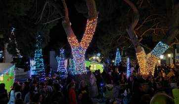 Πάρος: Φωταγώγηση Χριστουγεννιάτικου Δέντρου στις Λεύκες, με κεράσματα και τον Άη Βασίλη (Bίντεο)