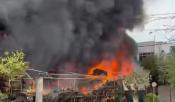 Επεκτάθηκε σε πολυκατοικία η φωτιά που ξέσπασε σε κατάστημα με ανταλλακτικά στο Ίλιον, κάηκαν όλα τα διαμερίσματα