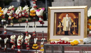 Εκατομμύρια Ταϊλανδοί θρηνούν τον θάνατο του βασιλιά τους