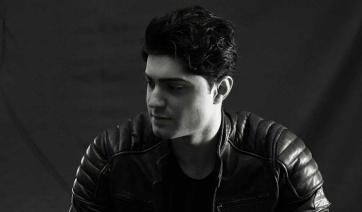 Θάνος Τσαλίκης: Εντυπωσιάζει το νέο του single με τίτλο &quot;Χαρτάκι&quot;