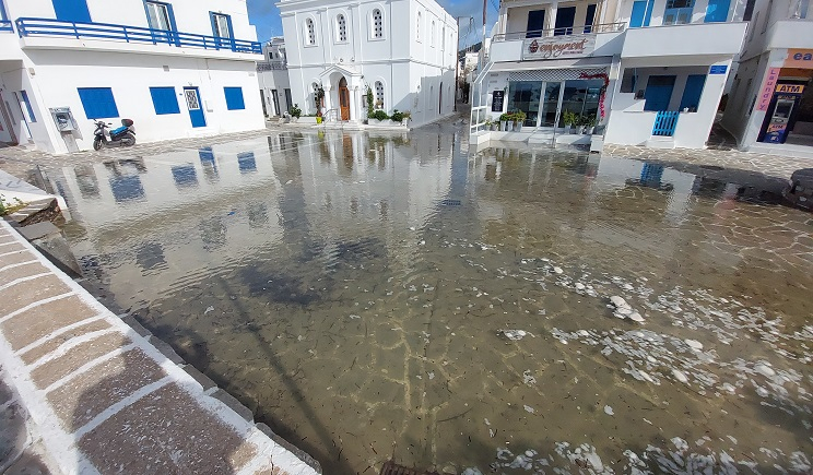 Πάρος: Θάλασσα και στεριά αξεχώριστα σε πλατεία, προβλήτα και παραλία του νησιού εξαιτίας φουσκοθαλασσιάς