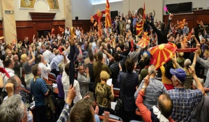 Ώρα μηδέν στα Σκόπια: Σύσκεψη των πολιτικών αρχηγών μετά τα αιματηρά επεισόδια στο κοινοβούλιο