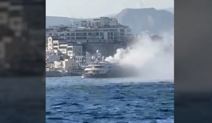 Στις φλόγες πολυτελής θαλαμηγός μπροστά από το Μικρολίμανο - Δείτε Βίντεο
