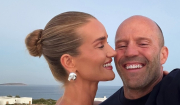 H Rosie Huntington φωτογραφήθηκε στην Αντίπαρο με το τέλειο καλοκαιρινό στράπλες φόρεμα