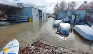 Πάρος: Απέραντη «λίμνη» έγινε ολόκληρη περιοχή – Πλημμύρισαν αθλητικές εγκαταστάσεις (Βίντεο)