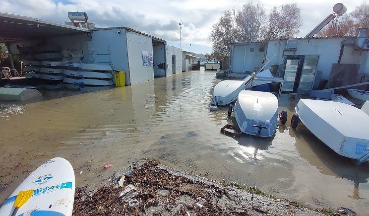 Πάρος: Απέραντη «λίμνη» έγινε ολόκληρη περιοχή – Πλημμύρισαν αθλητικές εγκαταστάσεις (Βίντεο)