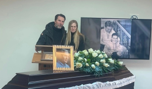 Με το τραγούδι «Του Αιγαίου τα μπλουζ» αποχαιρέτησαν τον Αλμπέρτο Εσκενάζυ συγγενείς και φίλοι στο αποτεφρωτήριο Ριτσώνας