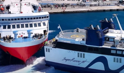 Καπετάνιος... πιλότος στην Τήνο: Η θεαματική μανούβρα πλοίου για να μπει και να δέσει στο λιμάνι – Δείτε βίντεο