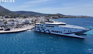 Πάρος: Ρεμέτζο 2 λεπτών του Champion Jet 2 και μαζική άφιξη εκδρομέων (βίντεο)