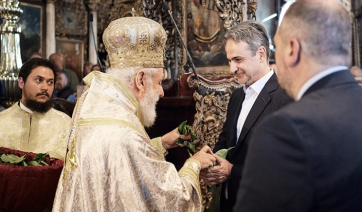 Τήνος: Ο Κυριάκος Μητσοτάκης παρακολούθησε την πρώτη Ανάσταση - Το μήνυμα του Μητροπολίτη Σύρου