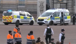 Βρετανία: Συνελήφθη άνδρας έξω από τα Ανάκτορα του Μπάκιγχαμ - Πραγματοποιήθηκε ελεγχόμενη έκρηξη