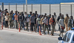 Πειραιάς: Έφτασαν οι πρώτοι 200 μετανάστες από τα Χανιά Κρήτης (βίντεο)
