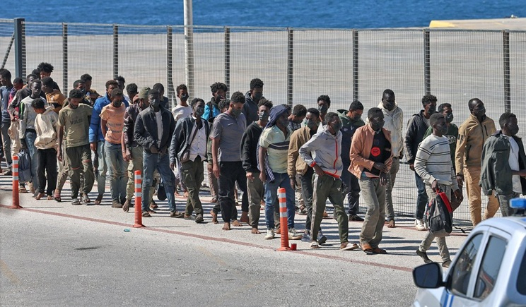 Πειραιάς: Έφτασαν οι πρώτοι 200 μετανάστες από τα Χανιά Κρήτης (βίντεο)