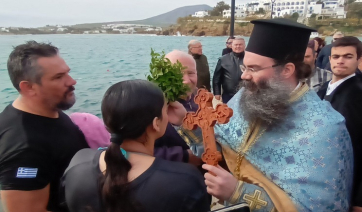 Πάρος, Θεοφάνια: Αγιασμός των Υδάτων και ρίψη Τιμίου Σταυρού στο Πίσω Λιβάδι (Βίντεο + Φωτό)