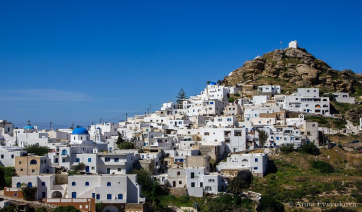 Ο Αν. Υπουργός Αθλητισμού, Γ. Βρούτσης στην Ίο, συνοδευόμενος από τον πρόεδρο της Ελληνικής Κωπηλατικής Ομοσπονδίας, Ολυμπιονίκη Βασίλη Πολύμερο και την Olympian του beach volley Έφη Σφυρή