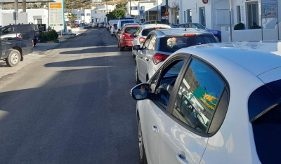 Πάρος: Ένα τεράστιο… «πάρκινγκ» ο περιφερειακός της Παροικίας – Κολλημένα στην κίνηση τα οχήματα… (Βίντεο)