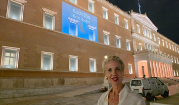Η Βουλή των Ελλήνων φωταγωγήθηκε για τη Δυσλεξία με πρωτοβουλία της Κατερίνας Μονογυιού