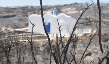 Πάρος – Πυρκαγιά: Οι πύρινες «γλώσσες» έζωσαν το εκκλησάκι της Αγ. Παρασκευής στο Χοιρόλακκα αλλά αυτό έμεινε ανέπαφο! (Βίντεο)
