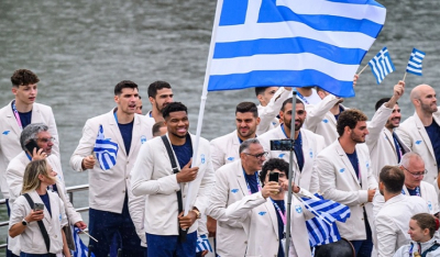 Ολυμπιακοί Αγώνες 2024: Η είσοδος της ελληνικής αποστολής με το πρώτο πλοιάριο