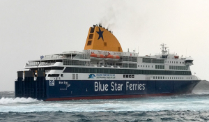 Επτά προσπάθειες και σκληρή μάχη με το «σορόκο» για να δέσει το Blue Star Delos στο λιμάνι της Νάξου (Βίντεο)