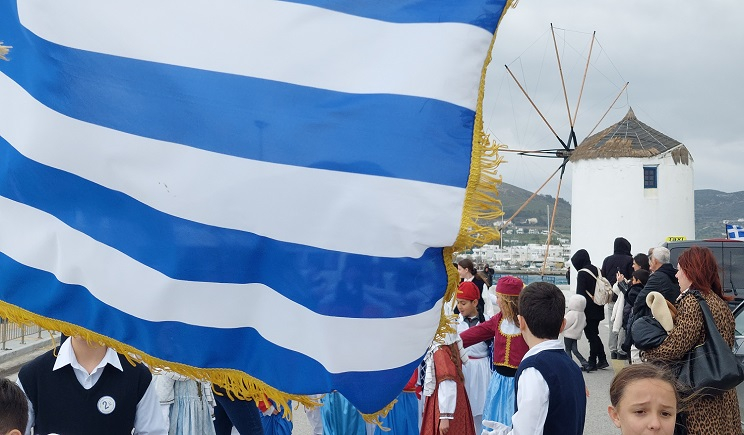 Πάρος, 25η Μαρτίου: Τα νιάτα του νησιού δεν πτοήθηκαν από τον αντίξοο καιρό – Παρέλασαν καμαρωτά και καταχειροκροτήθηκαν (Bίντεο)