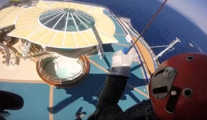 Η επιχείρηση ανέλκυσης ασθενούς από κρουαζιερόπλοιο σε ελικόπτερο  του Πολεμικού Ναυτικού για τη διάσωσή του…(Βίντεο)