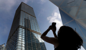 «Ξαναχτύπησε» ο Γάλλος Σπάιντερμαν - Σκαρφάλωσε σε ουρανοξύστη του Χονγκ Κονγκ με μήνυμα ειρήνης