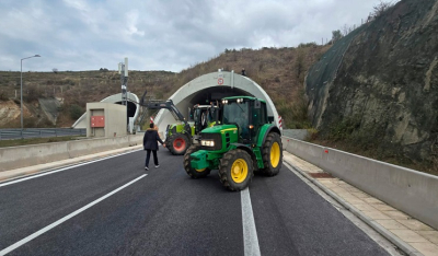 Οι αγρότες άνοιξαν τις σήραγγες στα Τέμπη: Η αστυνομία είχε απαγορεύσει για λόγους ασφαλείας και τη διέλευση των ΙΧ