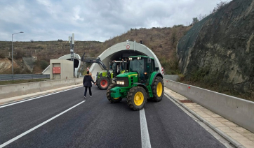 Οι αγρότες άνοιξαν τις σήραγγες στα Τέμπη: Η αστυνομία είχε απαγορεύσει για λόγους ασφαλείας και τη διέλευση των ΙΧ