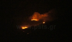 Μεγάλη φωτιά στη Νάξο - Δείτε τις φλόγες της φωτιάς από την Πάρο!