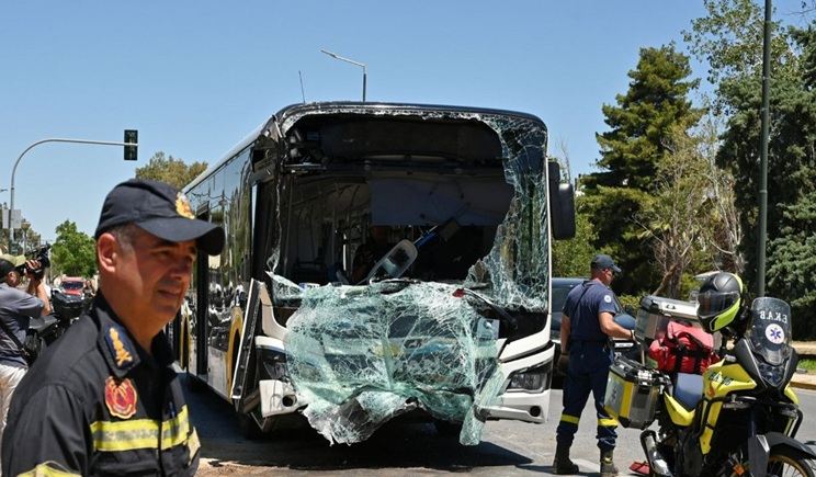 Στο χειρουργείο η πολυτραυματίας από τη σύγκρουση λεωφορείων στη Βούλα -54 συνολικά οι τραυματίες (βίντεο & φωτό)