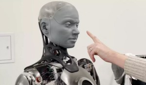 Βίντεο με ανθρωποειδές ρομπότ να θυμώνει επειδή του άγγιξαν τη μύτη – Απίστευτες αντιδράσεις