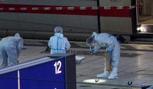 Σοκ στο Αμβούργο: 39χρονη μαχαίρωνε τυχαία επιβάτες σε σταθμό τρένου -18 τραυματίες, σε κρίσιμη κατάσταση οι 4